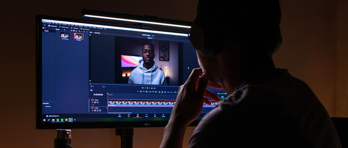 YouTube permite solicitar el borrado de vídeos generados mediante IA que simulen el rostro o voz de personas reales